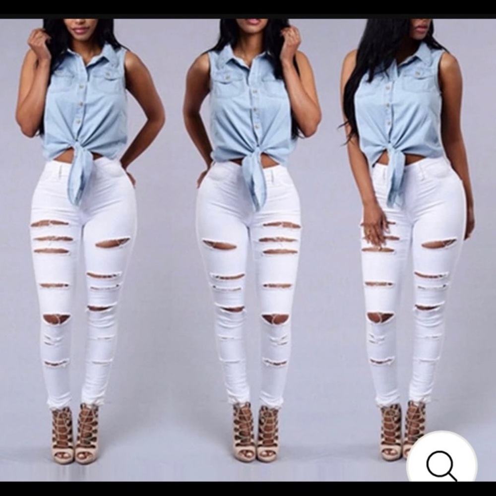 NWT Women’s distressed white jeans NWT Size Small